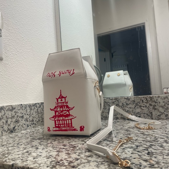 I have a white red and gold Chinese takeout handbag that has never been used!! - Picture 6 of 6
